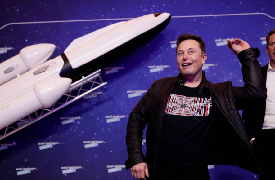 Илон Маск часто впутывается в проблемы, но при этом не унывает. Фото.