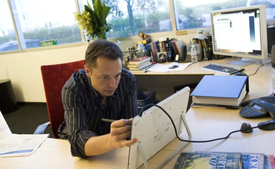 Илон Маск за работой. Фото.