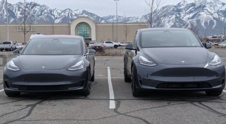 Новый завод Tesla в Берлине. Автомобили Tesla Model 3 (слева) и Tesla Model Y (справа). Фото.