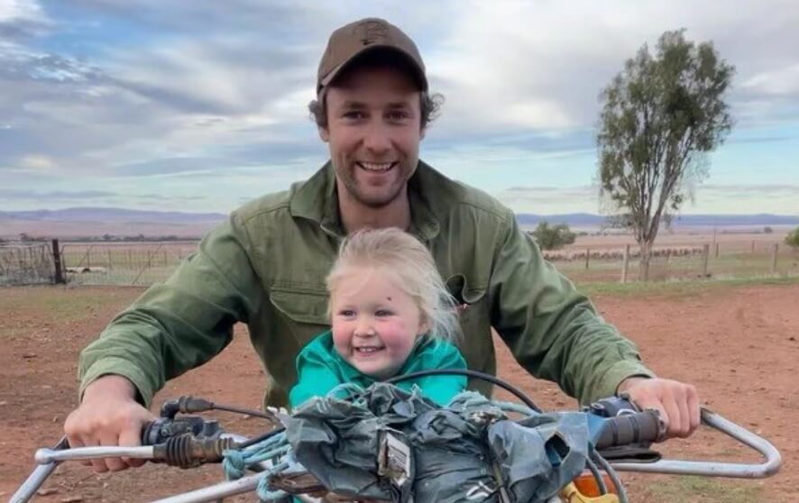 Животное с пятью ногами. Сэм Кершнер со своей дочерью. Фото.