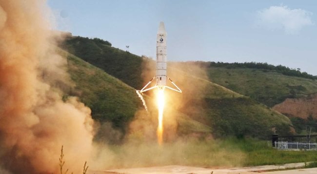 Китайская ракета Nebula-M успешно поднялась на 100 метров и совершила «кривую» посадку. Фото.