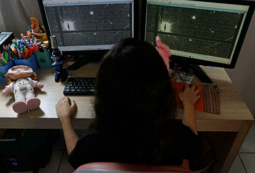Открытие новых астероидов. Николь Оливейра в процессе поиска новых астероидов. Фото.