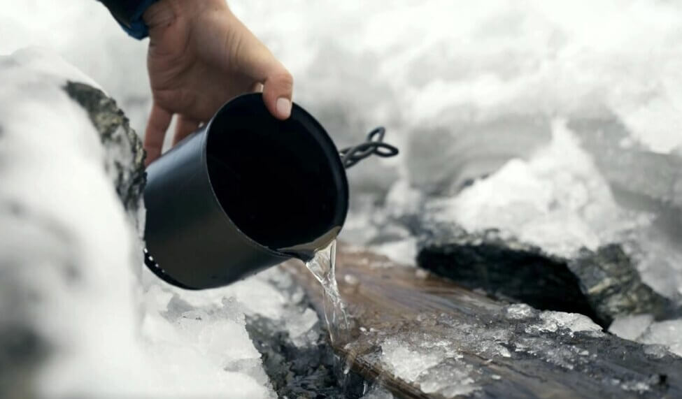 Археологи облили лед горячей водой, чтобы он быстрее растаял. Фото.