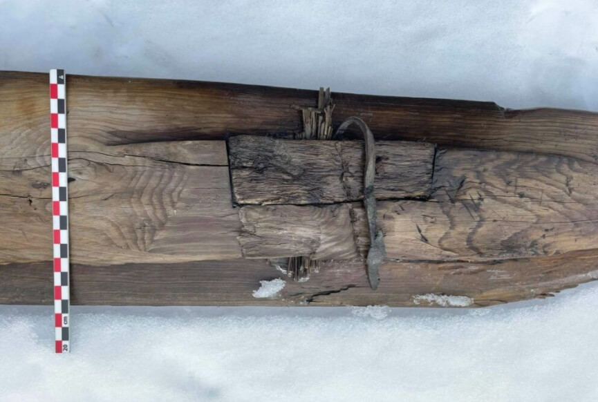 Крепления на древних лыжах. Фото.