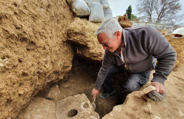 Какими были древние туалеты? Яаков Биллиг на месте раскопок. Фото.