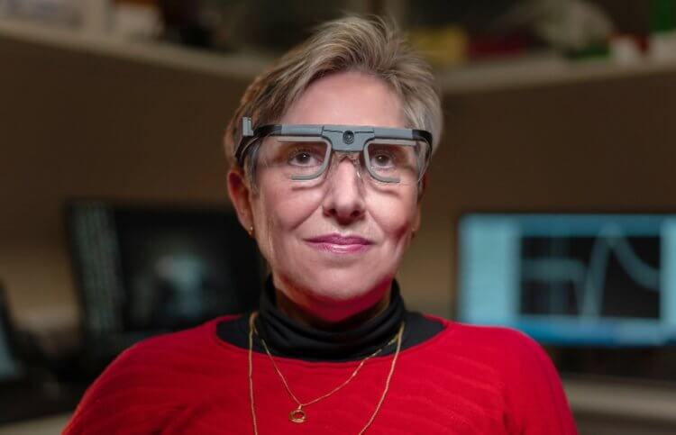 Эта женщина тестирует мозговой имплантат для восстановления зрения. Как продвигаются дела? Берна Гомес, которая тестирует имплантат для восстановления зрения. Фото.