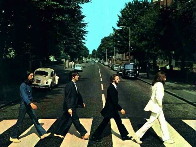 Обложки альбомов намекают на смерть Пола Маккартни. Обложка Abbey Road может символизировать похоронную процессию. Фото.