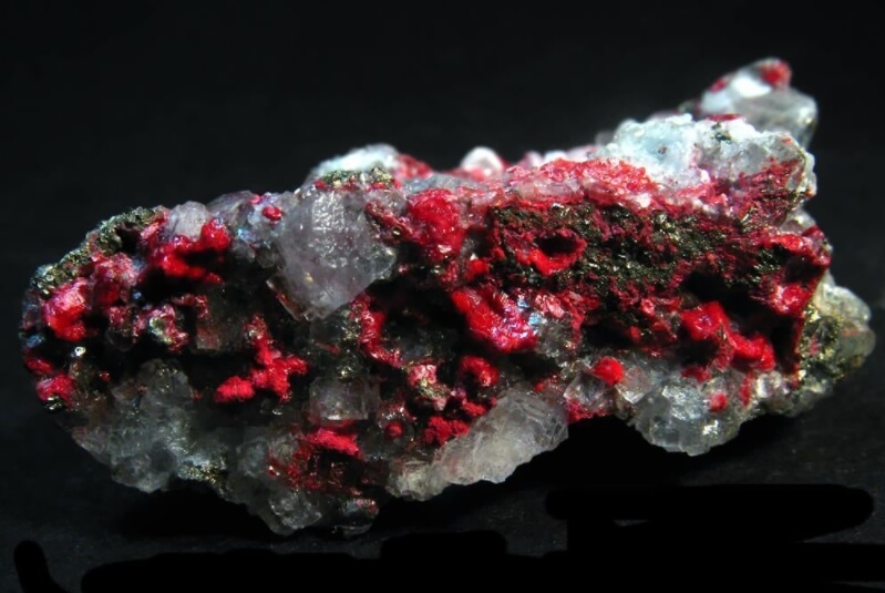 Минерал киноварь похож на камень с пятнами крови. Фото.