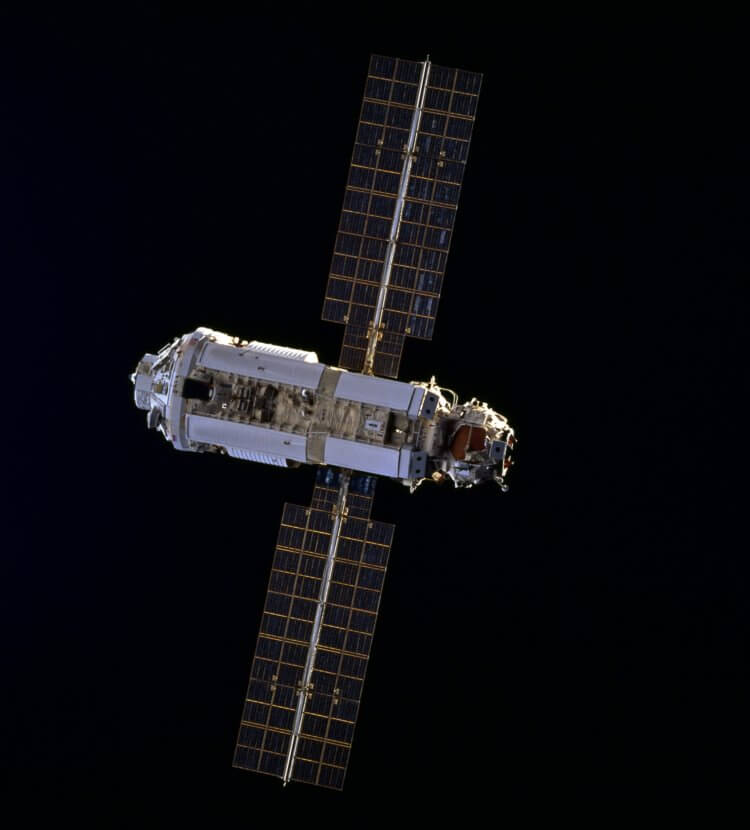 Поиск места утечки кислорода. Модуль МКС «Заря». Фото.