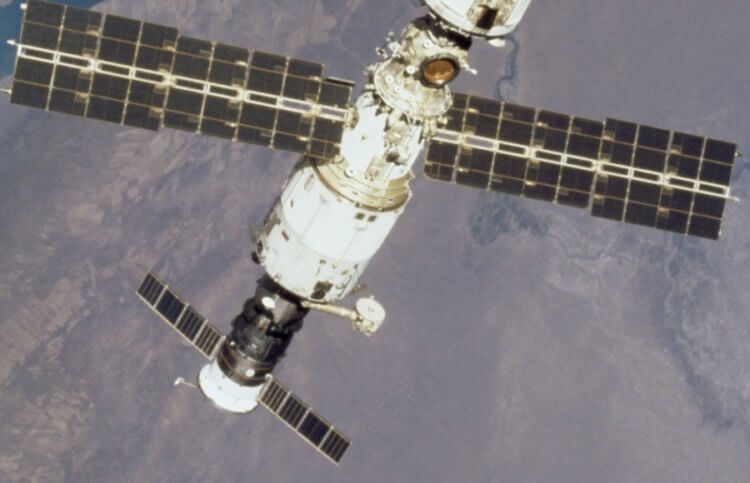 Утечка кислорода на МКС. Модуль МКС «Звезда». Фото.