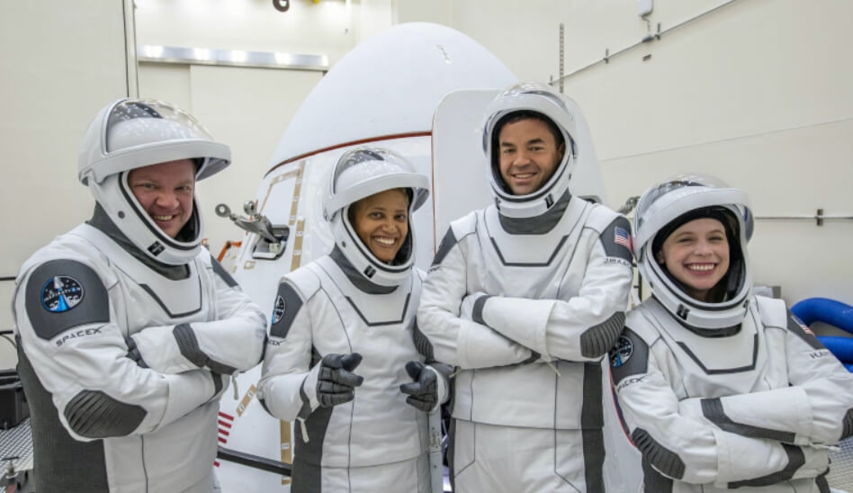 Проблема космического туризма. Участники туристический миссии Inspiration4. Фото.