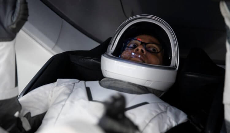 Космического туриста SpaceX тошнило во время полета. Что стало причиной? Космический турист Сиан Проктор, которой стало плохо во время полета. Фото.