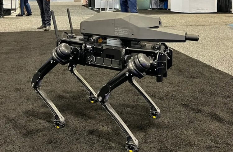 Как оснастить робота оружием? Робот с винтовкой на спине. Фото.