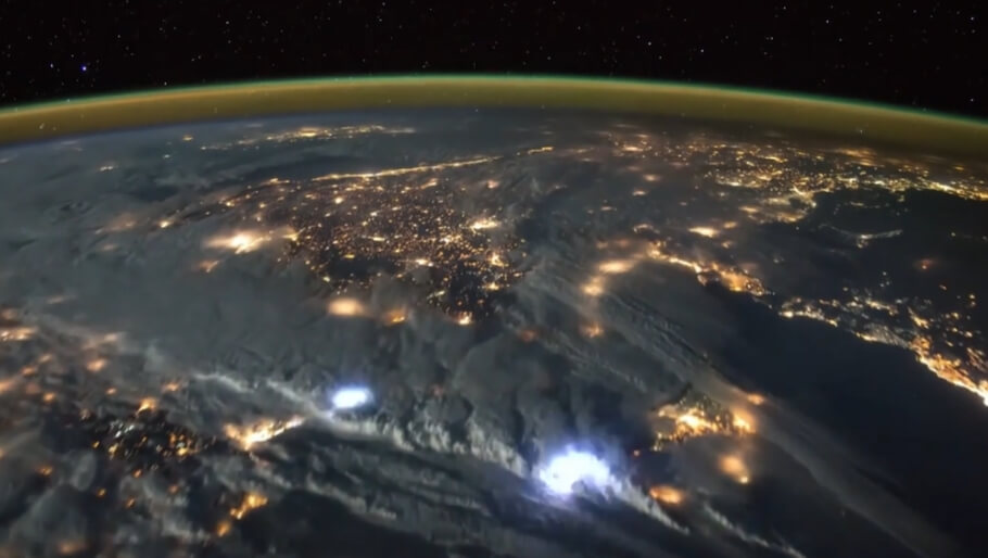 Из космоса молнии выглядят примерно так. Фото.