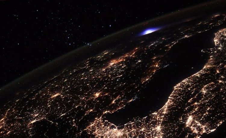На фотографии Земли видна вспышка, похожая на взрыв ядерной бомбы. Что это? Фотография, снятая Томасом Песке с борта МКС. Фото.