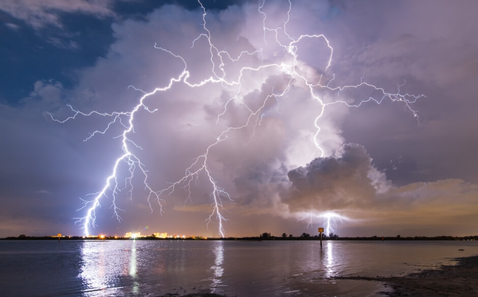 Молнии бывают разные, даже верхнеатмосферными. Фото.
