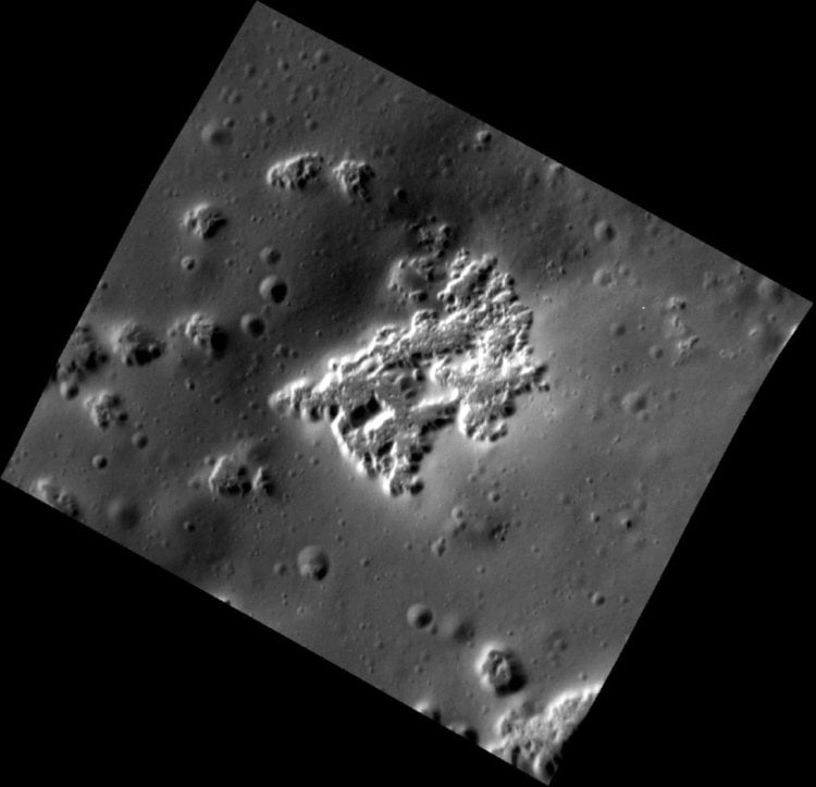 Время селфи! На этом снимке Меркурия с высоким разрешением показаны впадины – углубления неправильной формы. (Фото: НАСА / Лаборатория прикладной физики Университета Джона Хопкинса /Вашингтонский институт Карнеги). Фото.