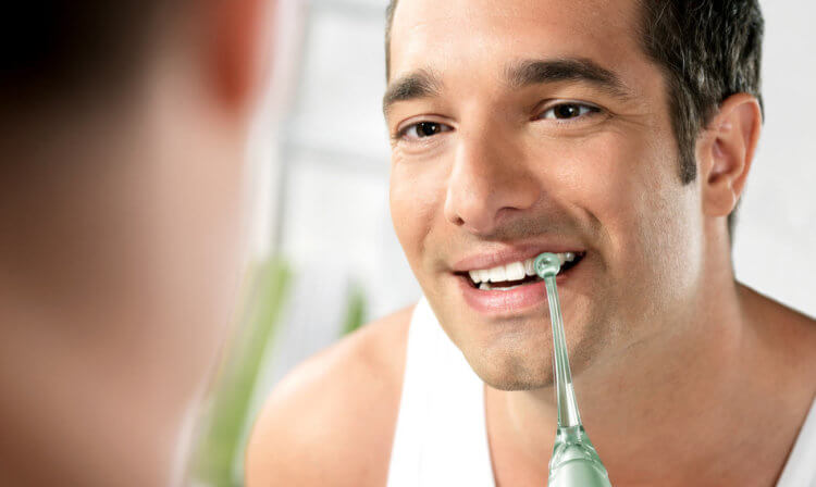 Как правильно чистить зубы. Не все знают, что чистить нужно не только поверхность зубов, но и межзубные промежутки и даже дёсенные карманы. Фото.