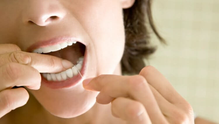 Ирригатор или зубная нить. Зубная нить — хорошая вещь, которая вычищает пищу между зубов. Но ирригатор лучше, потому что мягче воздействует на дёсны. Фото.