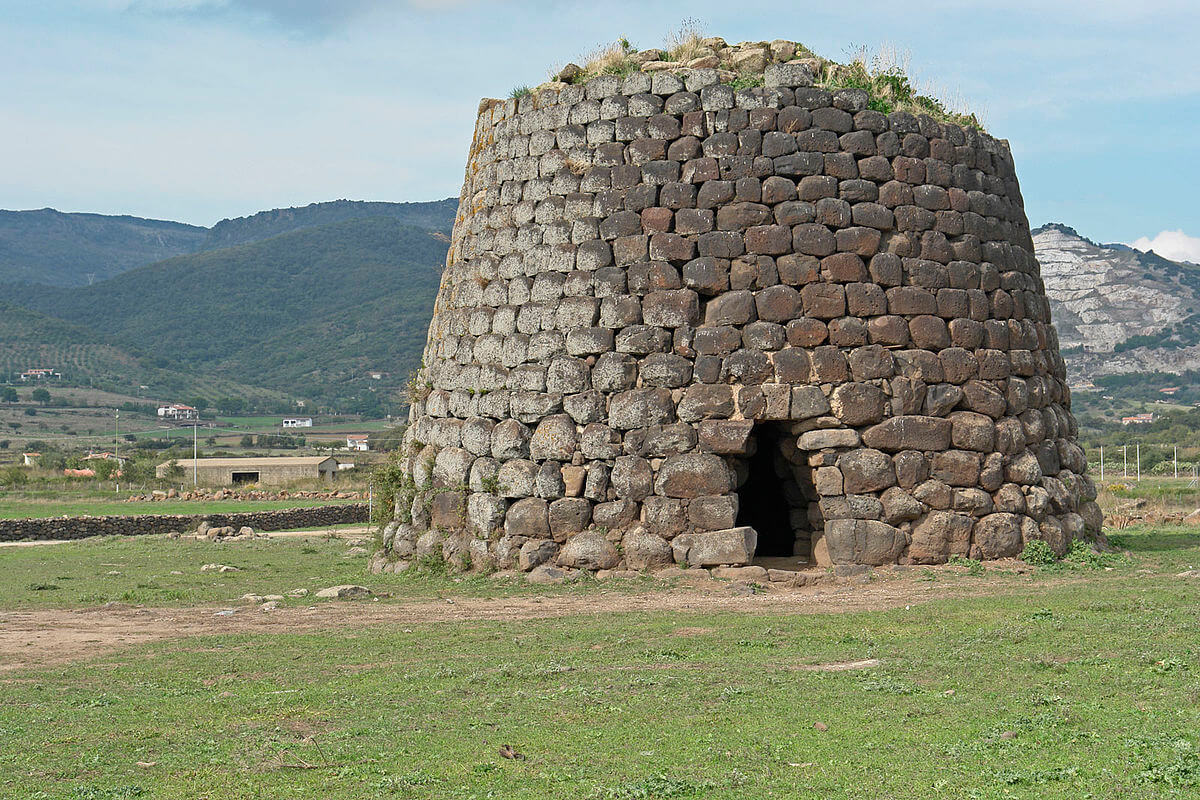 Нураги — достопримечательность острова Сардиния. Фото.