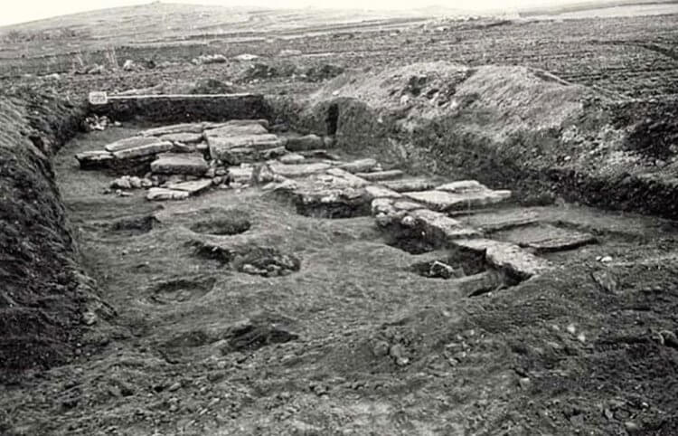 Нурагическая культура и история гигантов Сардинии. Во время раскопок Монте Прама было обнаружено древнее захоронение. Фото.