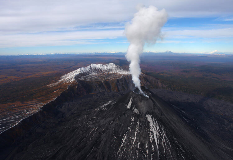 Пожары или вулкан — как дым проник в стратосферу над Арктикой. По одной из версий ученые обнаружили в атмосфере следы выброса вулкана на Камчатке. Фото.