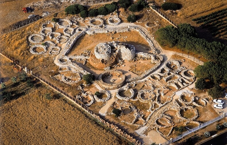 Мегалитическое сооружение, относящееся к нурагической культуре. Фото.