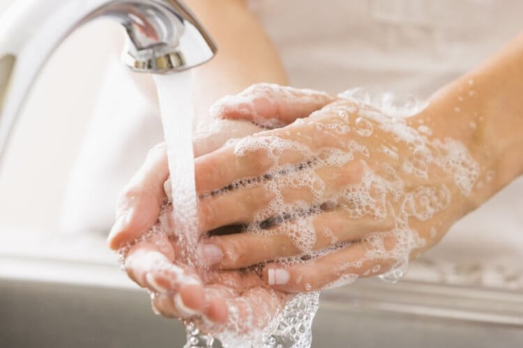 Нужно ли носить маску на улице и в помещениях? Ответ положительный. Тщательное и частое мытье рук также позволяет предотвратить заражение коронавирусом. Фото.