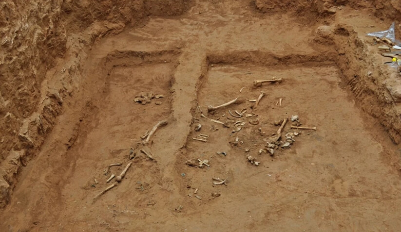 Китайский некрополь возрастом 2000 лет. В одной из гробниц некрополя были обнаружены останки человека, которого вначале приняли за расхитителя. Фото.