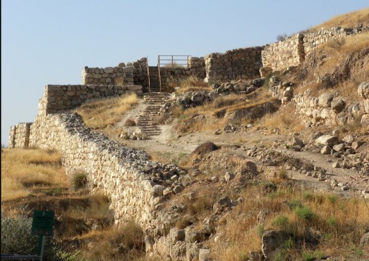 Древнее строительство насыпи для осады крепости. Все, что осталось от древнего иудейского города Лахиш. Фото.