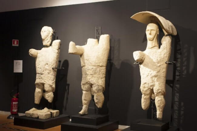 Гигантские 3000-летние статуи Монте Прама охраняли кладбища Сардинии. Фото.