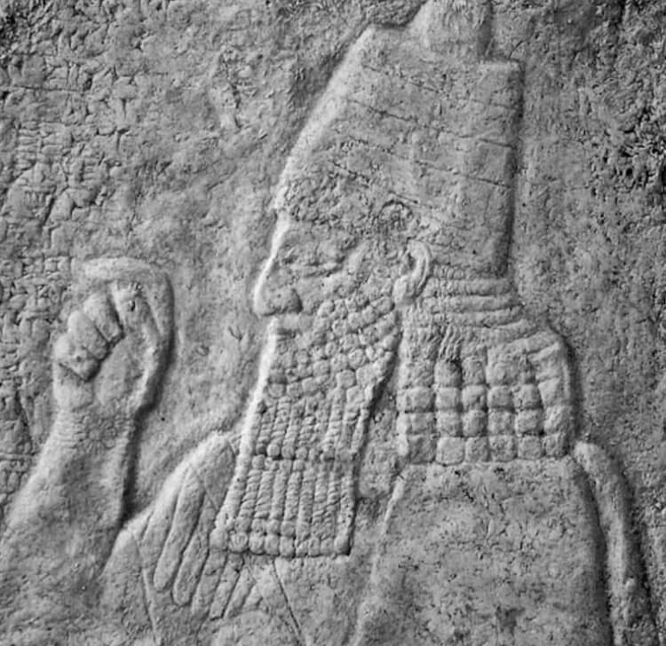Древнее строительство насыпи для осады крепости. Древнее изображение Синаххериба, легендарного ассирийского правителя. Фото.