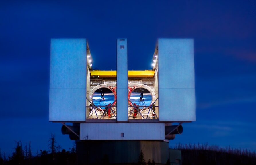 Большой бинокулярный телескоп. Фото.