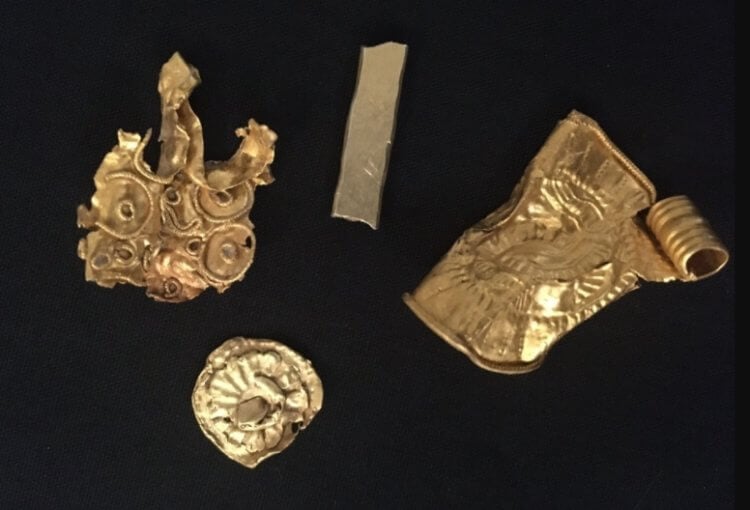 Закон о сокровищах Великобритании. Помимо монет в сокровищнице были найдены украшения. Фото.