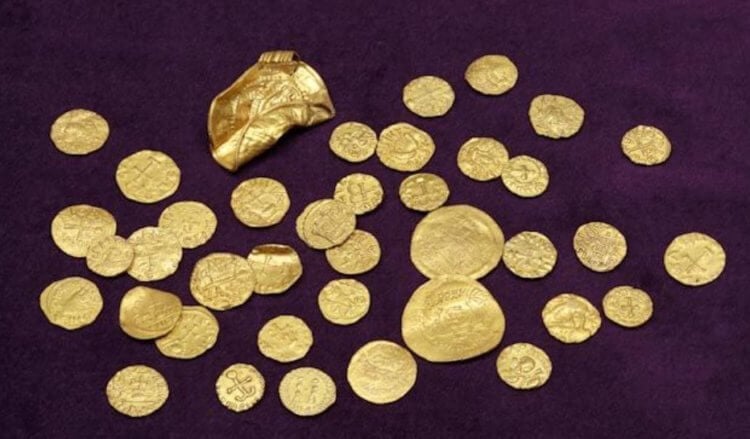 Особенности древних монет. В сокровищнице лежали монеты разных народов. Фото.
