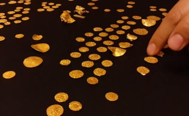 В Великобритании нашли целое сокровище: золотые монеты возрастом 1400 лет. Фото.