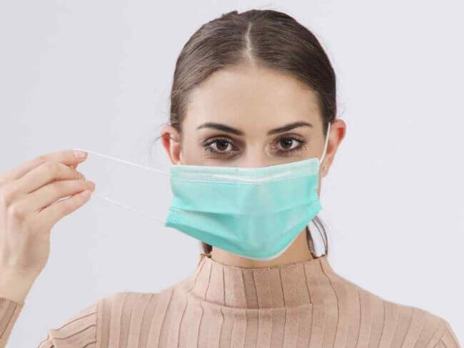 Ношение маски снижает риск заразиться коронавирусом. Фото.