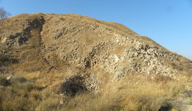 Археологи воссоздали процесс строительства ассирийской осадной рампы возрастом свыше 2500 лет. Фото.