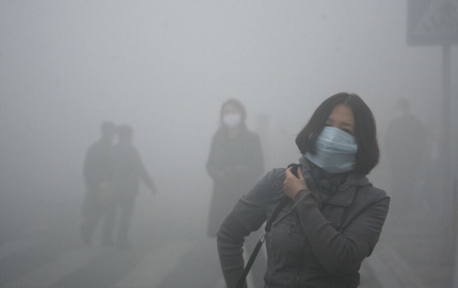 Непроглядный смог в больших городах — это уже привычное явление. Фото.