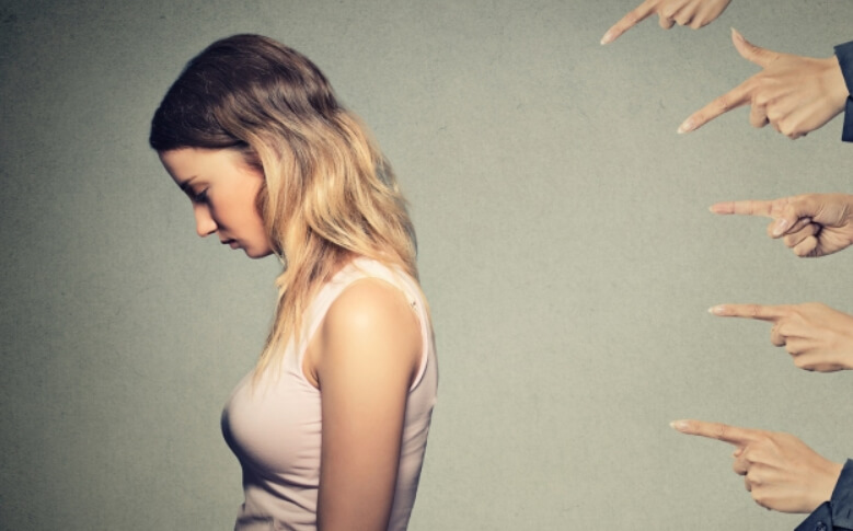 Стигматизация — это навешивание на людей ярлыков, чаще всего с отрицательными качествами. Фото.