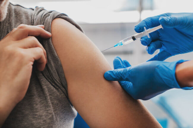 Вакцина оказалась эффективнее природного иммунитета. Фото.