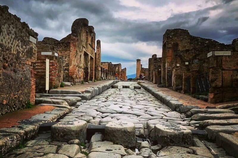 Жители пригорода Помпеи не были убиты при первом извержении вулкана? Руины древнего города, уничтоженного вулканов Везувий. Фото.