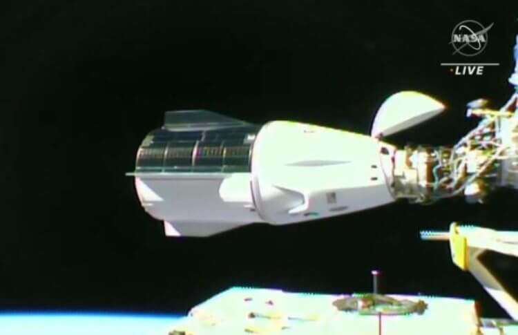 Опасность столкновения МКС с космическим мусором. Космический корабль Crew Dragon-3. Фото.