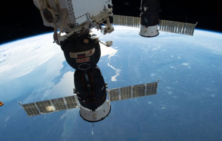 Опасность столкновения МКС с космическим мусором. Космический корабль «Союз МС-19». Фото.