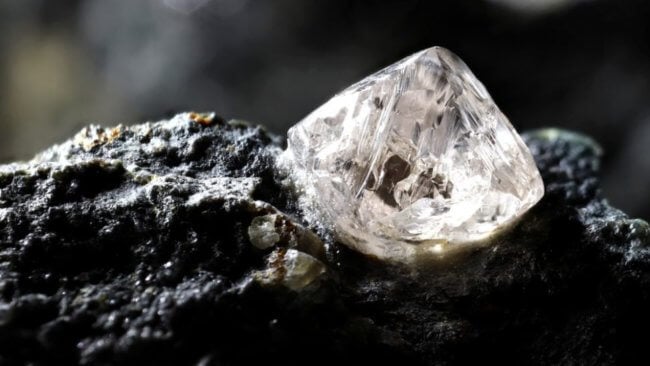 Внутри Алмаза, извлеченного из глубины Земли, обнаружили невиданный ранее минерал. Фото.
