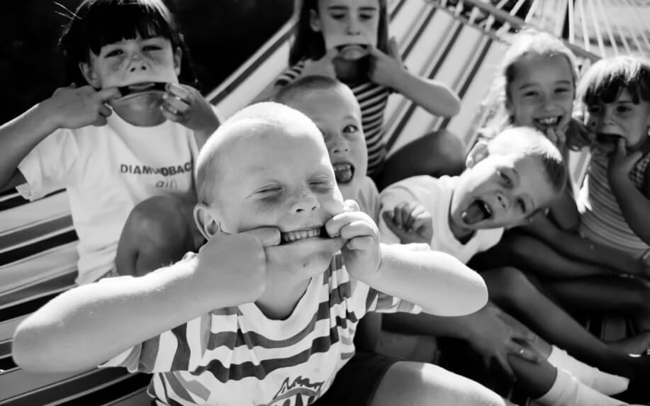 Как шутят дети? Если ребенок кривляется, в этом нет ничего страшного. Как шутят дети? Если ребенок кривляется, в этом нет ничего страшного. Фото.