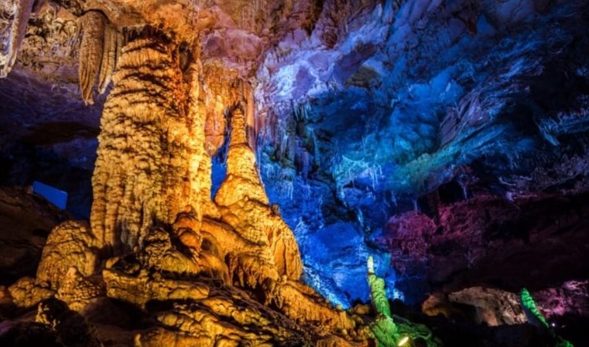 Сталагмиты в пещере Шеннонг. Фото.