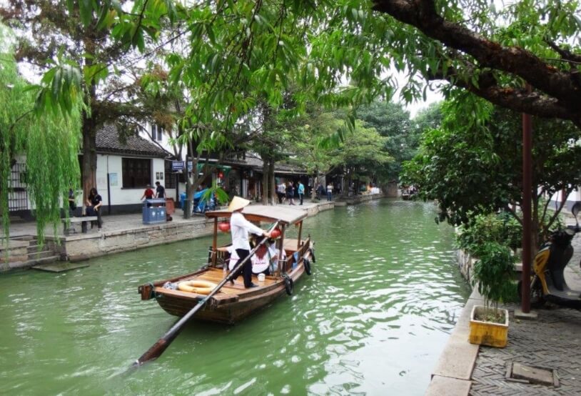 Типичный город «Восточной Венеции». Фото.
