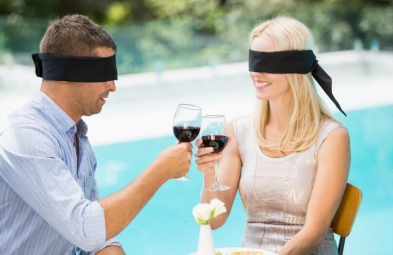 Эксперимент проводился в форме свидания вслепую. Фото.