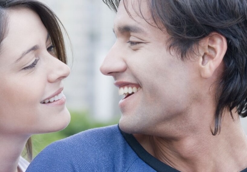 Судя по результатам исследования, взаимная улыбка — не всегда показатель влюбленности. Фото.